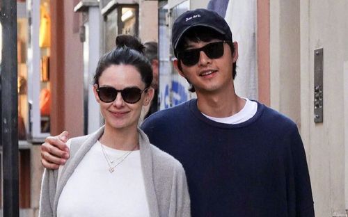 Song Joong Ki lộ rõ vẻ già nua khi sánh đôi cùng vợ ngoại quốc tại trời Tây