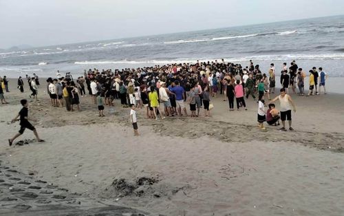 Người dân kéo đến chật kín bãi biển, sự tình phía sau khiến ai nấy cũng đau lòng