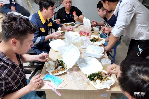 Những người thầm lặng sau chuyến bay đón kiều bào từ tâm dịch COVID-19: Tụt huyết áp, tình nguyện xa con để nhận nhiệm vụ Ảnh 35