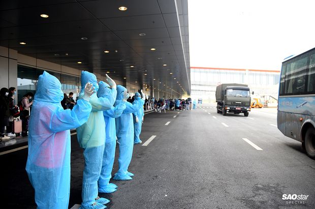 Những người thầm lặng sau chuyến bay đón kiều bào từ tâm dịch COVID-19: Tụt huyết áp, tình nguyện xa con để nhận nhiệm vụ Ảnh 39