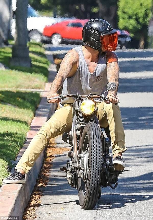 Beckham ăn mặc bụi bặm, lướt mô tô xuống phố