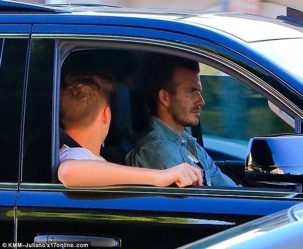 Harper Seven diện váy hồng dễ thương đi ăn tối cùng bố và các anh