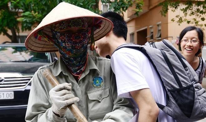 Giới trẻ ôm người không quen biết trên phố