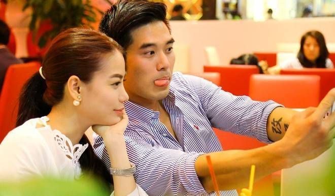 Trương Ngọc Ánh thân mật cùng võ sư Việt kiều