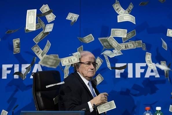Ném cơn mưa tiền phản đối Chủ tịch FIFA Sepp Blatter