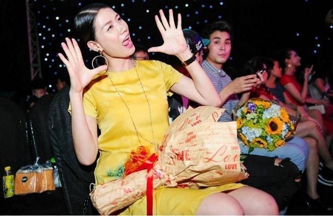 Trang Trần vác bụng bầu tới cổ vũ cô gái vừa ăn kẹo vừa hát