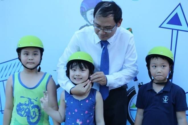 Vì sao người lớn không đội mũ bảo hiểm cho trẻ con?