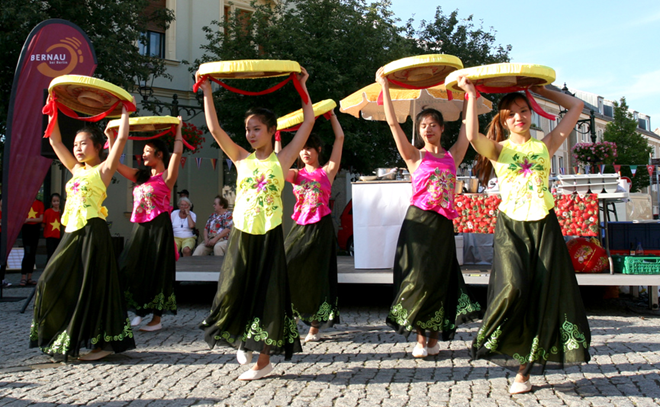 Nón quai thao Việt rực rỡ trên đường phố Đức