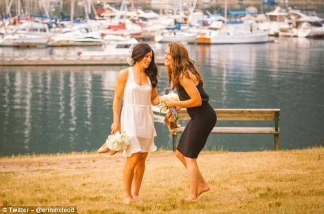 Hai nữ cầu thủ giải Vô địch quốc gia Mỹ kết hôn