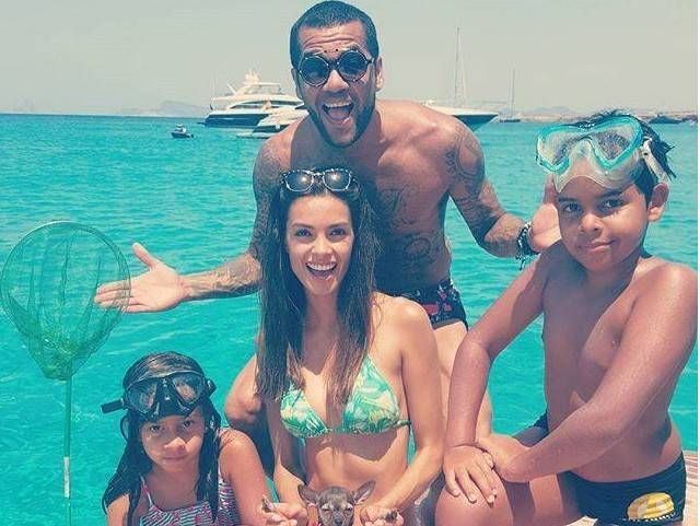Theo chân sao: Dani Alves đưa bồ mới du hý tại Formentera