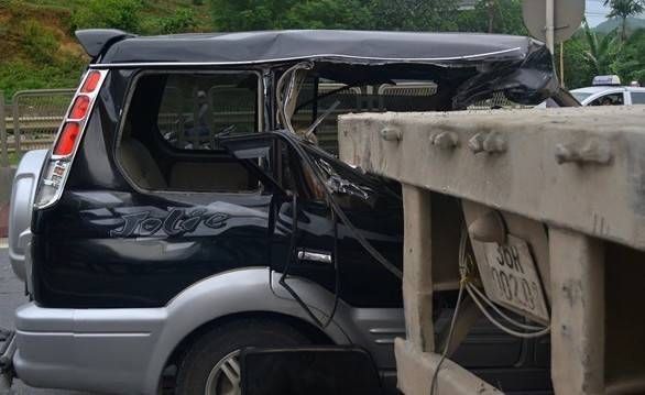 Hiện trường ôtô dính chặt container, 3 người chết tại chỗ