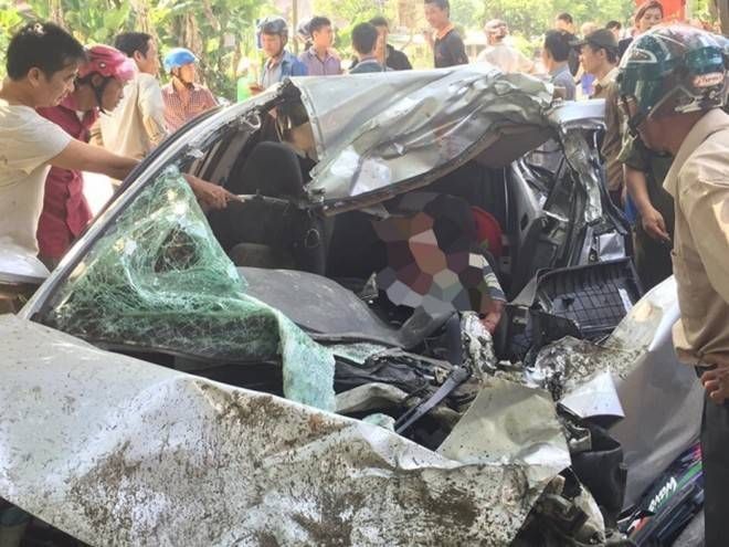 Bị xe tải đâm, tài xế tử vong, vợ và con nhập viện