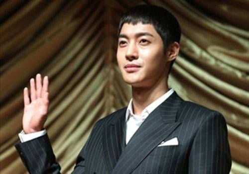 Kim Hyun Joong kiện tình cũ đang mang bầu tội tống tiền