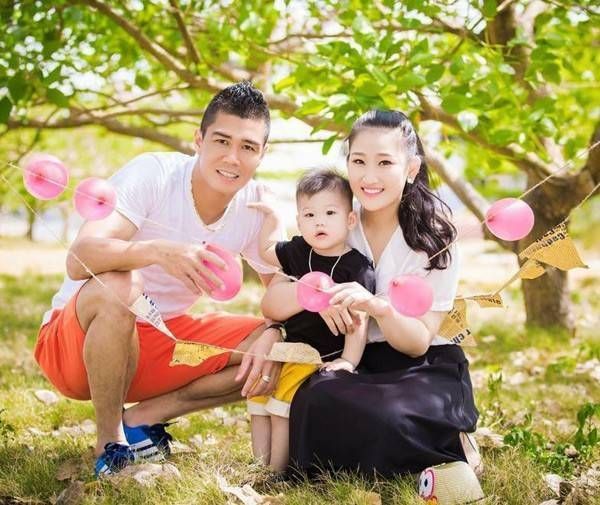 Thủ môn Đức Cường khoe vợ đẹp con xinh
