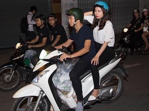 Vợ chồng Lưu Hương Giang đi xe máy phát cơm giữa đêm