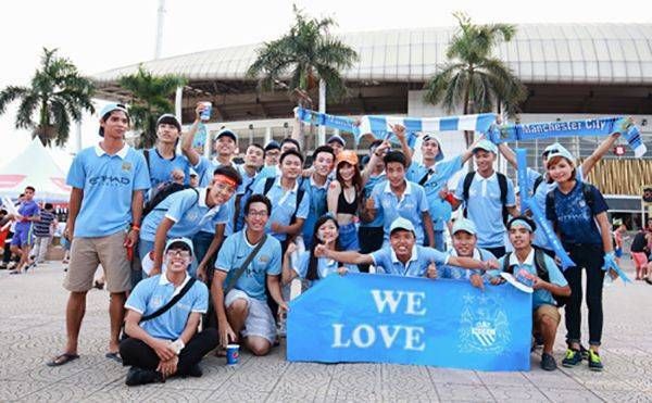 Nữ cổ động viên xinh đẹp trong trận giao hữu tuyển Việt Nam - ManCity