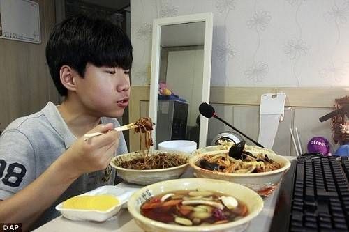 Câu chuyện về cậu bé 14 tuổi kiếm gần 35 triệu đồng/đêm nhờ ‘ăn trực tuyến’