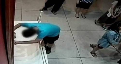 Clip: Cậu bé vấp ngã đấm thủng bức tranh triệu đô