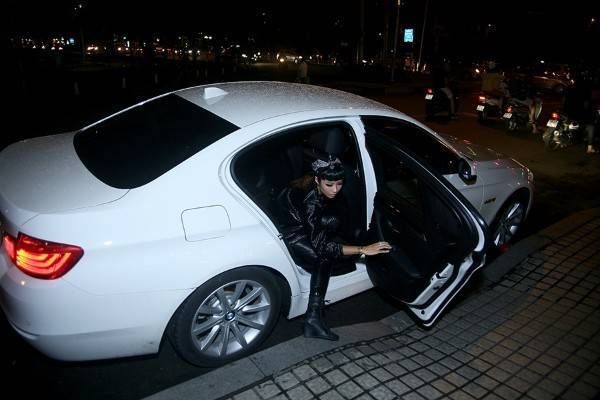 Suboi gây chú ý khi đi diễn bằng xế sang