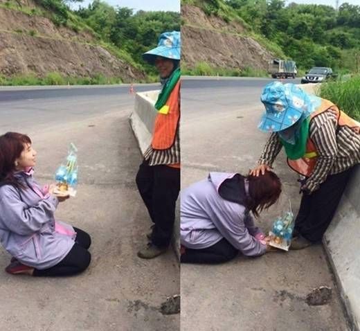 Cô gái quỳ gối tặng quà cho người mẹ quét rác gây xúc động mạnh