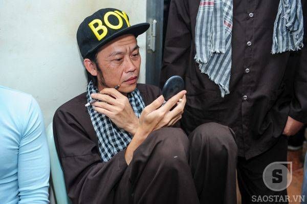 Hoài Linh đội nón hip hop tạo dáng ‘nhắng nhít’ cùng Trấn Thành