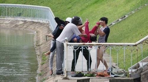 Ngưỡng mộ cảnh sát trẻ ở Lâm Đồng lao xuống hồ cứu người