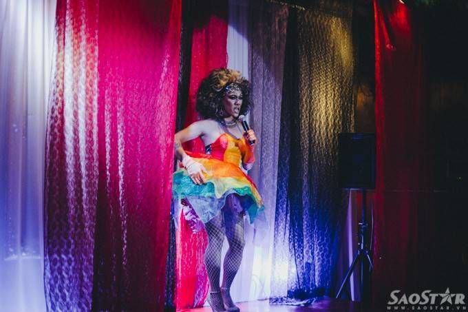 Nghệ sĩ drag queen và những nỗi niềm sau ánh đèn sân khấu