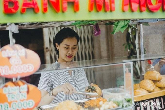 Bỏ việc công sở, hotgirl ra vỉa hè bán bánh mì trộn