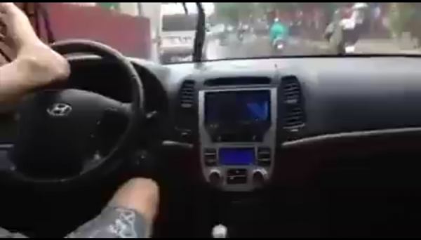 Thực hư chuyện thanh niên khuyết tật lái xe ô tô bằng chân