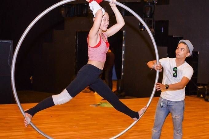 Thí sinh BNHV nhí luyện tập với đạo cụ nặng 9 kg