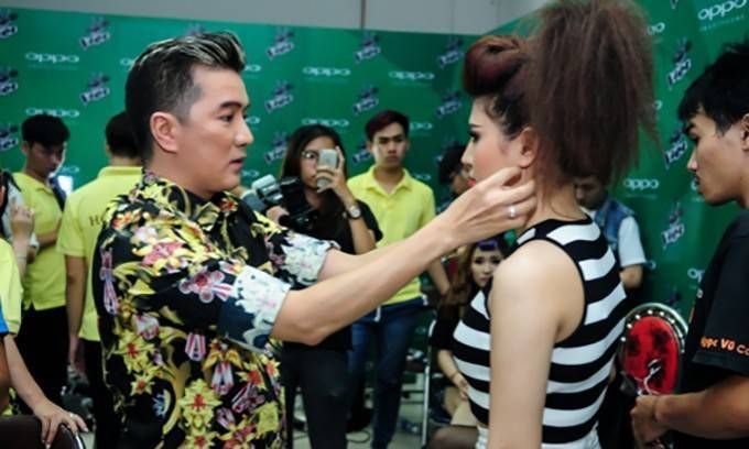 Mr Đàm cẩn thận chăm sóc tận 'chân tơ kẽ tóc' cho học trò