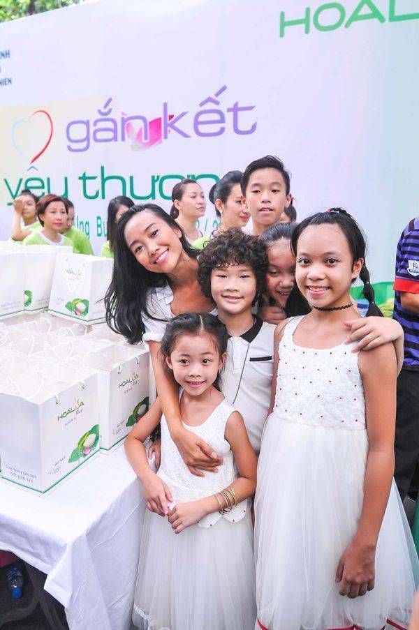 Đoan Trang dẫn các vũ công nhí đi phát cơm từ thiện