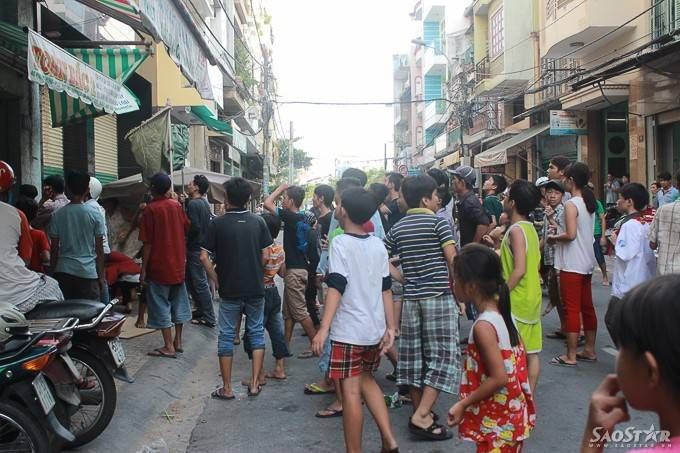 Người dân Sài Gòn chen nhau giật đồ cúng cô hồn gây náo loạn đường phố