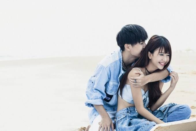 Quỳnh Anh Shyn tình tứ cùng trai lạ trong MV