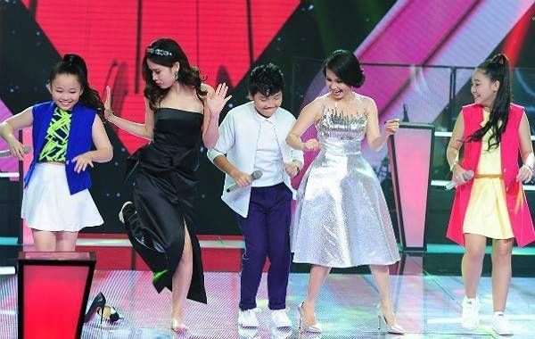 The Voice Kids: HLV cởi giày lên sân khấu, tưng bừng nhảy 'vũ điệu xoắn quẩy'