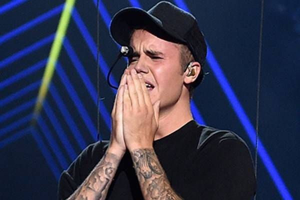 Justin Bieber bất ngờ bật khóc trên sân khấu VMA - Saostar.vn