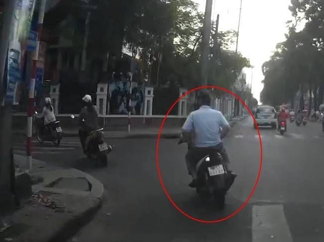 TP HCM: Bị giật đồ trên đường, cô gái ngã ngay trước đầu bánh xe