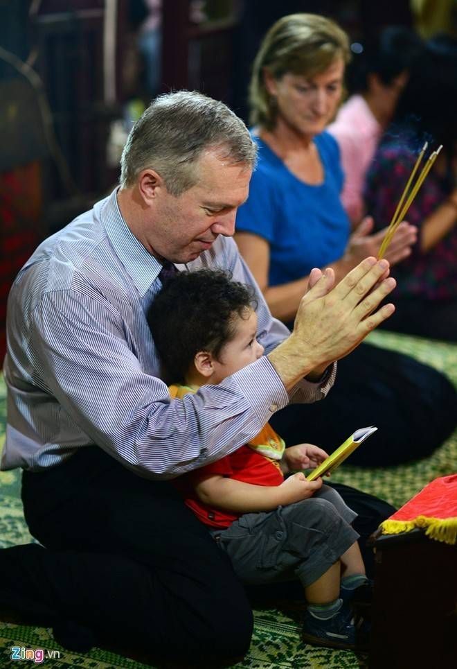 Đại sứ Mỹ đội mưa đi chùa báo hiếu cha mẹ