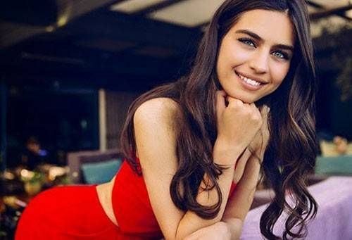 Mesut Oezil hạnh phúc rơi vào lưới tình hoa hậu Thổ Nhĩ Kỳ 2014