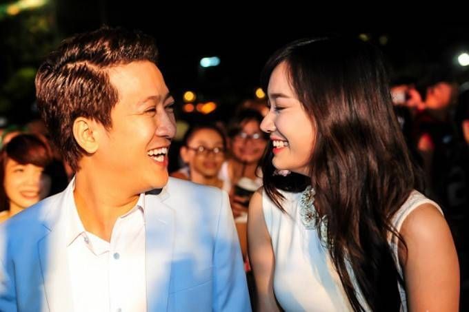 Trường Giang - Nhã Phương tay trong tay giữa nghi án phim giả tình thật