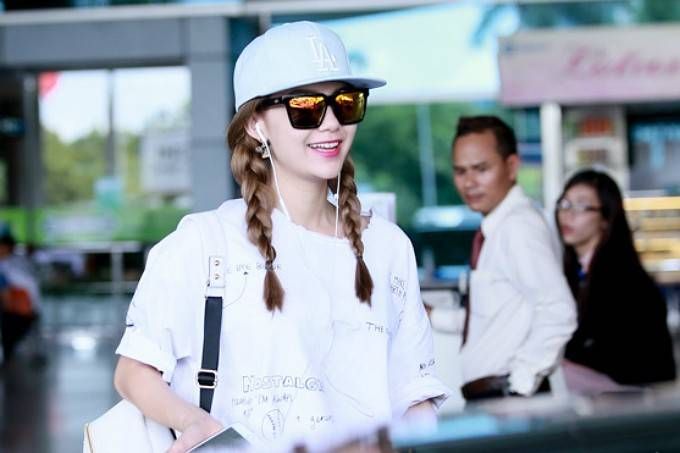 Minh Hằng gây chú ý giữa sân bay với style như Idol xứ Hàn