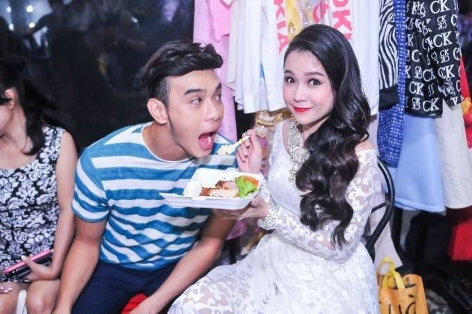 Pé Sam tình cảm đút cơm cho ‘trai trẻ’ Thuận Nguyễn