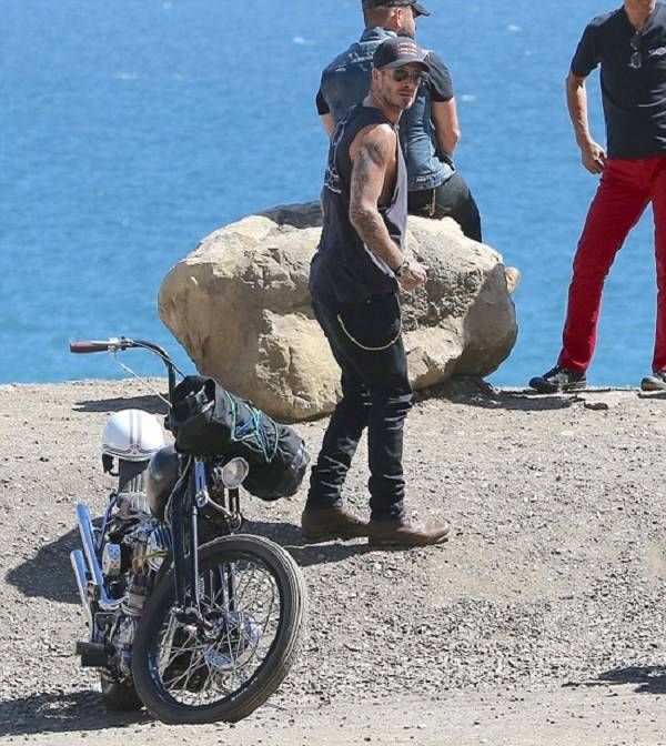 Becks 'bụi bặm' đi phượt biển bằng xe máy