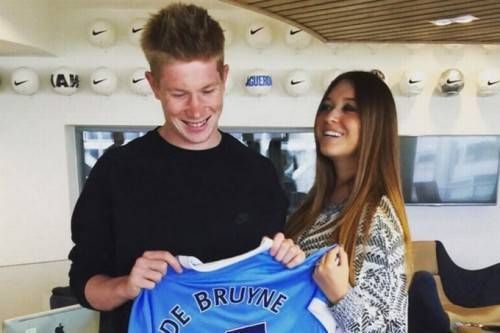 Ngoại hạng Anh đón thêm một nàng WAGs bốc lửa mới