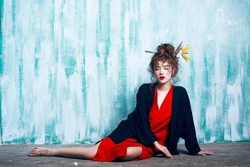 Em gái ca sĩ Phương Linh đỏ rực bí ẩn trong bộ ảnh mới