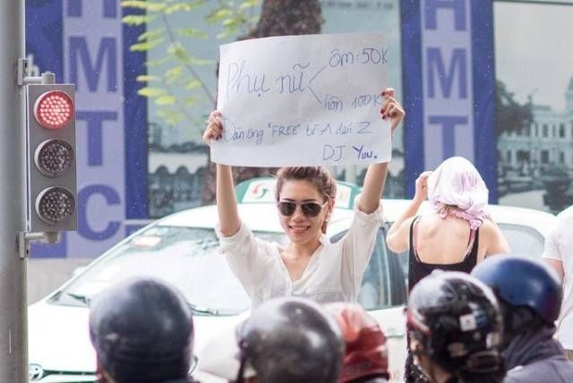 Câu chuyện về những người cầm bảng gây chú ý