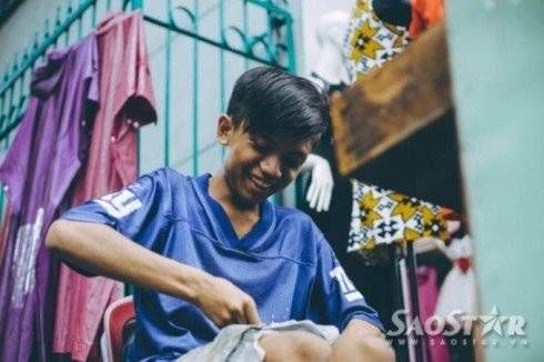 Câu chuyện cảm động về chàng trai sửa giày miễn phí cho người nghèo ở Sài Gòn