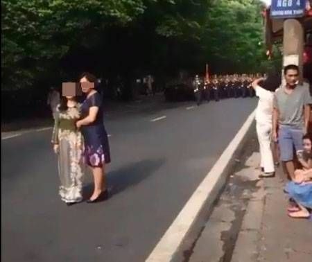 2 phụ nữ bị chỉ trích gay gắt vì chặn đoàn diễu hành để chụp ảnh