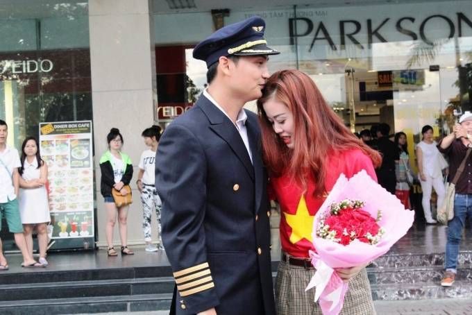 'Phát ghen' với màn cầu hôn lãng mạn của chàng 'phi công' và nàng tiếp viên hàng không