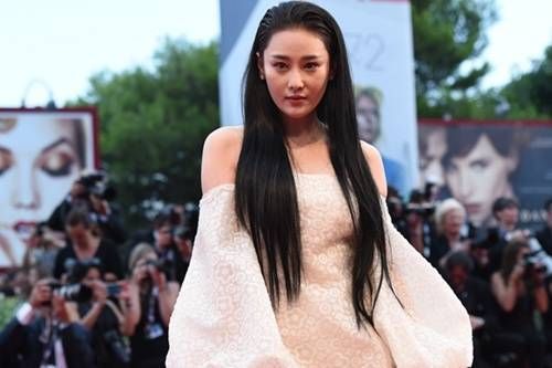 Trương Hinh Dư tỏa sáng trên thảm đỏ LHP Venice nhờ… photoshop